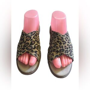 Never Worn Clarks Womens 8.5 Cheetah Criss Cross Sandals